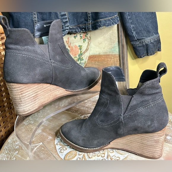 EUC Blondo “Irving” Waterproof Gray Suede Wedge Heeled Ankle Boots. Size 7 - Picture 10 of 14
